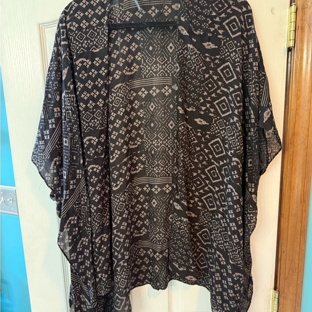 Sonoma Black and Tan Geometric Open-Front Kimono